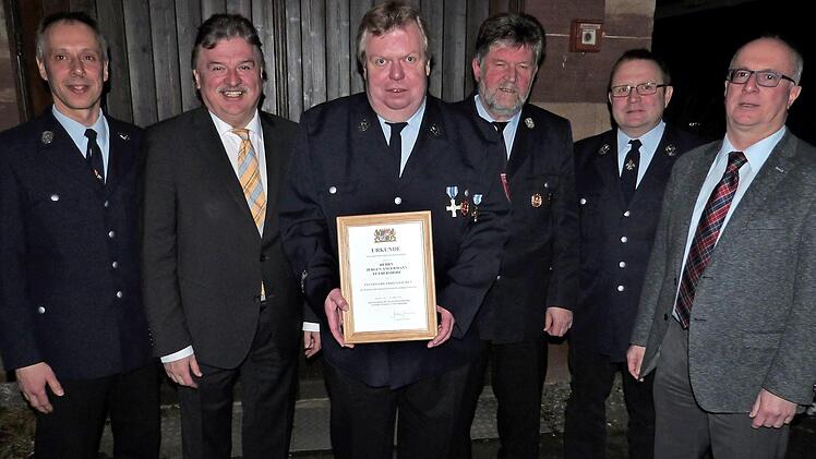 Jürgen Angermann ist seit 40 Jahren Feuerwehrmann. Im Bild (von links) Vorsitzender Günter Kolb, Landrat Klaus Peter Söllner, Jürgen Angermann, Kreisbrandmeister Wolfgang Kunert, Kommandant Klaus Wollnik und Bürgermeister Stephan Heckel-Michel.  Foto: Werner Reißaus