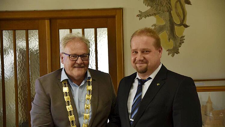 Zu Beginn der Sitzung des Stadtrats in Königsberg wurde Markus Geuß (CSU) für den aus dem Stadtrat ausgeschiedenen Otto Kirchner (CSU) von Bürgermeister Claus Bittenbrünn vereidigt.Geriold Snater