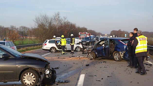 Ein Geisterfahrer ist bei einem Verkehrsunfall  auf der A 1 ums Leben gekommen. Eine Familie von zwei Erwachsenen und zwei&nbsp;Kindern wurde bei dem Zusammensto&szlig; lebensbedrohlich verletzt. Foto: dpa/Guenther Richter