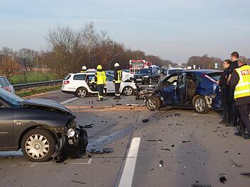 Ein Geisterfahrer ist bei einem Verkehrsunfall  auf der A 1 ums Leben gekommen. Eine Familie von zwei Erwachsenen und zwei&nbsp;Kindern wurde bei dem Zusammensto&szlig; lebensbedrohlich verletzt. Foto: dpa/Guenther Richter