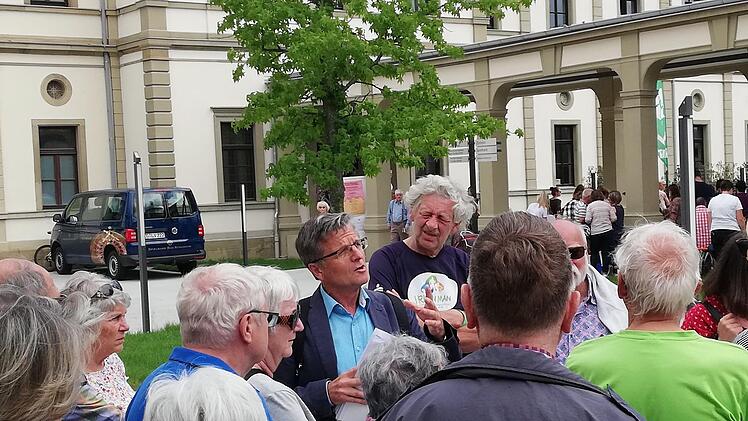 Harald Hümmer (Mitte) und Kollegen erklärten abwechselnd den Gästen die Geschichte des Luitpoldbades.Sigismund von Dobschütz