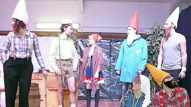 Die Landjugend Meeder, die f&uuml;r humorvolle Sketche sorgt, bei einer Probe auf der B&uuml;hne in Meeder Foto: Karin G&uuml;nther