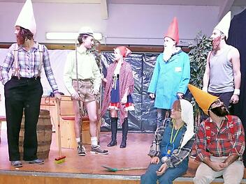 Die Landjugend Meeder, die f&uuml;r humorvolle Sketche sorgt, bei einer Probe auf der B&uuml;hne in Meeder Foto: Karin G&uuml;nther