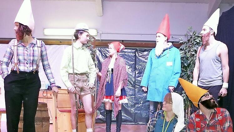 Die Landjugend Meeder, die f&uuml;r humorvolle Sketche sorgt, bei einer Probe auf der B&uuml;hne in Meeder Foto: Karin G&uuml;nther