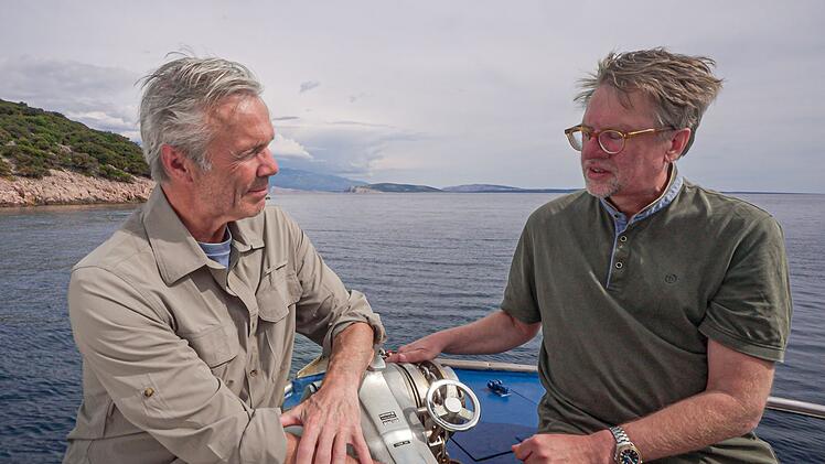 Vor der kroatischen Insel Krk spricht Hannes Jaenicke den Oktopus-Forscher Michael Kuba (rechts).