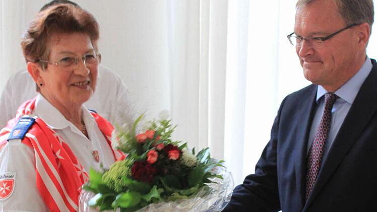 OB Starke überreicht Anita Meisel den Blumenstrauß für Rita Nüßlein. Foto: Laura Köhler