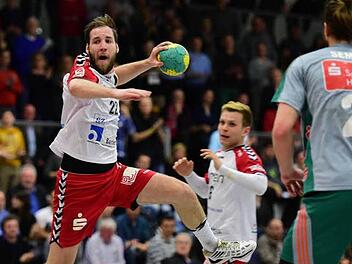 Treffer wie am Fließband: Jan Wicklein (beim Wurf) überragte beim 31:28-Sieg des HSC mit 14 Toren. Da staunt Maximilian Schmitt (rechts), selbst vier Mal erfolgreich, nicht schlecht.  Foto: Anand Anders