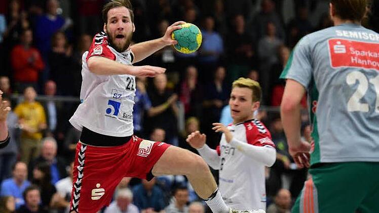 Treffer wie am Fließband: Jan Wicklein (beim Wurf) überragte beim 31:28-Sieg des HSC mit 14 Toren. Da staunt Maximilian Schmitt (rechts), selbst vier Mal erfolgreich, nicht schlecht.  Foto: Anand Anders