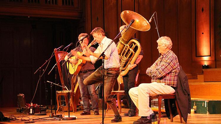 Die Well-Brüder Christoph, Karl und Michael bei ihrem Auftritt im Bad Kissinger Regentenbau, daneben Gerhard Polt.  Foto: Ralf Ruppert