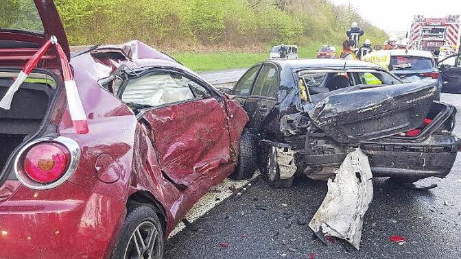 Kein Halten mehr: Diese Autos krachten bei dem Serienunfall auf der A 70 ineinander und blieben an der Mittelleitplanke hängen. Mehr als zehn Autos mussten am Abend abgeschleppt werden. Fotos: Ferdinand Merzbach