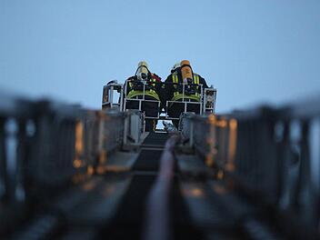 Feuerwehrleute auf einer Drehleiter Foto: News5/Herse