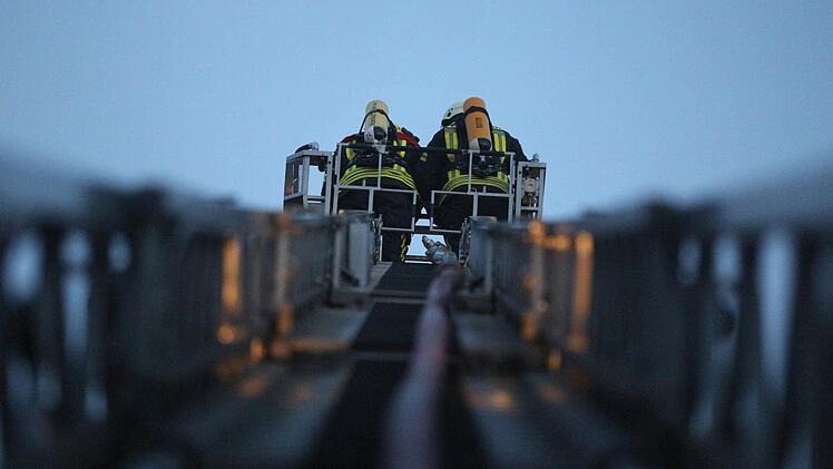 Feuerwehrleute auf einer Drehleiter Foto: News5/Herse