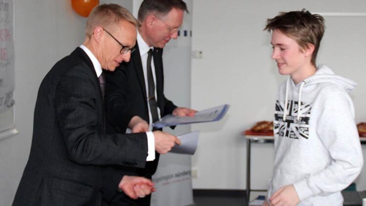 Oliver Brehm und Knut Harmsen überreichen den stolzen Schülern die Teilnehmerzertifikate. Foto: Johanna Blum