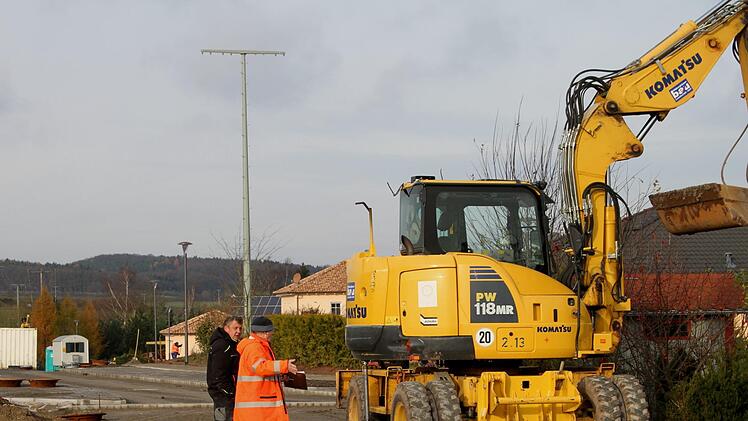 Neu erschlossen wird derzeit das Baugelände "Kirchlauter Leite". Noch in dieser Woche soll die Teerdecke aufgebracht werden.Günther Geiling
