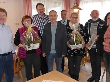 Drei beispielhafte Gärten prämierten die Gartenfreunde Marktleugast mit den hübschen Modeln des Landkreises. Unser Bild zeigt (von links) Vorsitzenden Heinrich Weiß, Doris und Helmut Dietzel, Bürgermeister Franz Uome, Kreisvorsitzenden Günter Reif, Aurelia und Udo Hübschmann sowie Anja Vogel. Foto: Klaus-Peter Wulf