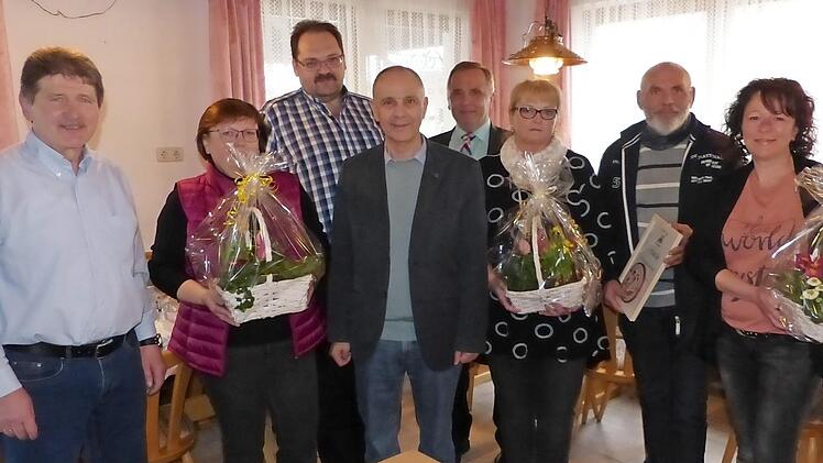 Drei beispielhafte Gärten prämierten die Gartenfreunde Marktleugast mit den hübschen Modeln des Landkreises. Unser Bild zeigt (von links) Vorsitzenden Heinrich Weiß, Doris und Helmut Dietzel, Bürgermeister Franz Uome, Kreisvorsitzenden Günter Reif, Aurelia und Udo Hübschmann sowie Anja Vogel. Foto: Klaus-Peter Wulf