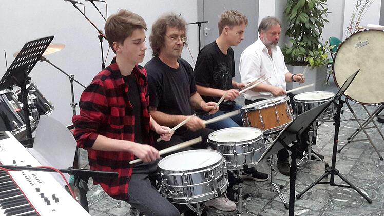 Fingerfertigkeit und absolutes Taktgefühl konnte das Publikum bei den Darbietungen des Percussions-Ensembles mit seinem Chef Chaba Beke (rechts) bestaunen. Foto: Rolf Pralle