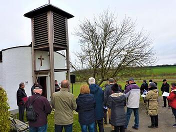 Mitglieder der Ökumene im Unteren Haßlachtal beteten mit Pfarrer Michael Foltin und Diakon Diethard Nemmert zum Jubiläum der Grenz- und Friedenskapelle Burggrub für die Bewahrung der Schöpfung.Gerd Fleischmann