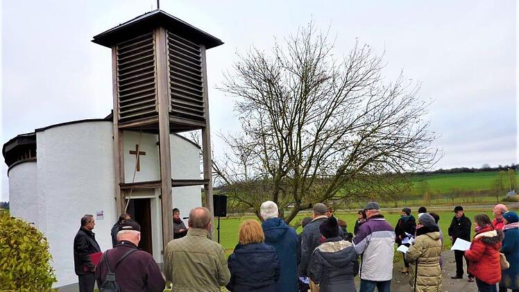 Mitglieder der Ökumene im Unteren Haßlachtal beteten mit Pfarrer Michael Foltin und Diakon Diethard Nemmert zum Jubiläum der Grenz- und Friedenskapelle Burggrub für die Bewahrung der Schöpfung.Gerd Fleischmann