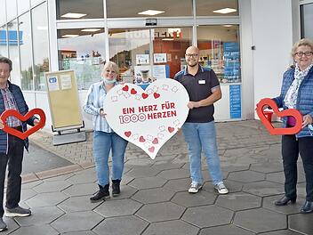 Sie freuen sich über die gute Idee und das soziale Herz von Anja Jäckisch (Zweite von links), die in der Aral-Tankstelle in Johannisthal für "1000 Herzen" Spenden sammelt. Mit im Bild von links Gerhard Burkert-Mazur, Andreas Förtsch und Herta Burkert-Mazur Foto: K.-H. Hofmann