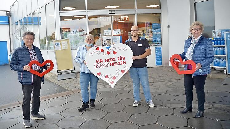 Sie freuen sich über die gute Idee und das soziale Herz von Anja Jäckisch (Zweite von links), die in der Aral-Tankstelle in Johannisthal für "1000 Herzen" Spenden sammelt. Mit im Bild von links Gerhard Burkert-Mazur, Andreas Förtsch und Herta Burkert-Mazur Foto: K.-H. Hofmann