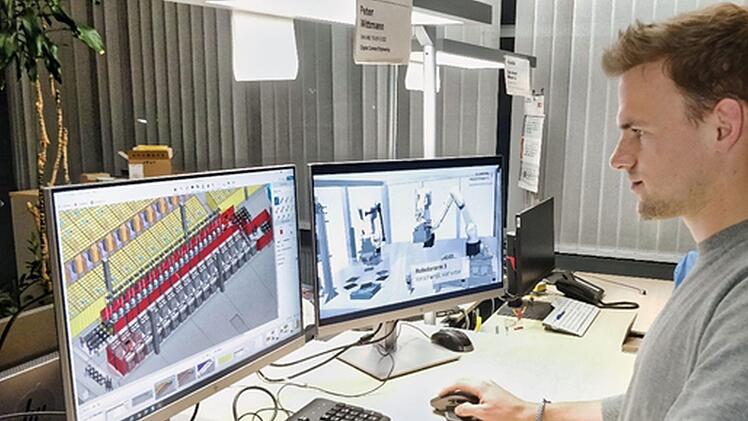 Fertigungsplaner Peter Wittmann bei der Arbeit mit dem digitalen Zwilling des HEP-Centers Foto:  Siemens Healthineers