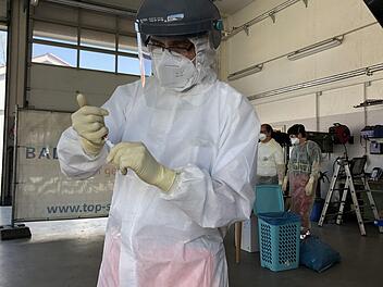 Menschen in Schutzkleidung, wie hier an der Corona-Teststrecke in Oerlenbach, sind im Jahr der Corona-Pandemie zum selbstverständlichen Erscheinungsbild geworden.