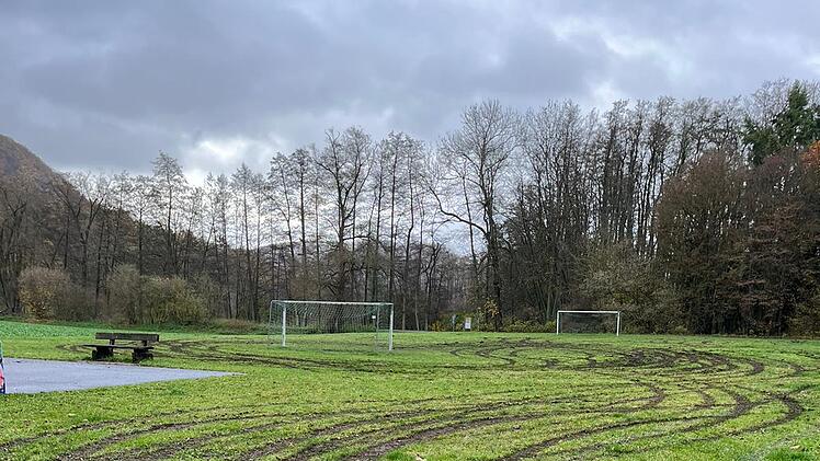 Zeil am Main: Unbekannte Vandalierer driften über Spielplatz - "Ist eine Schweinerei"