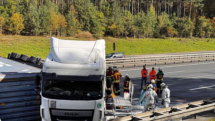 Unfall auf A3 bei Behringersdorf: Lkw liegt quer auf Fahrbahn - Sperrung dauert mehrere Stunden