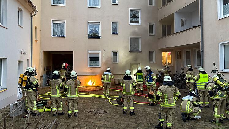 Brand in Bamberger Mehrfamilienhaus - Feuerwehr rückt mit Großaufgebot an
