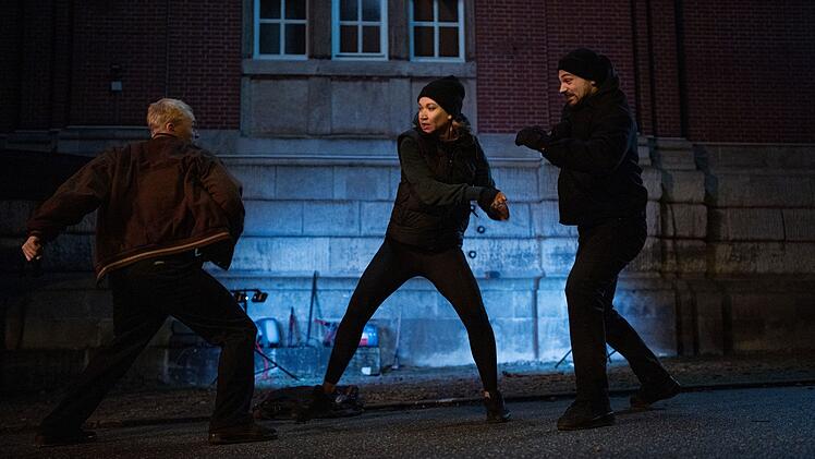 Nach nicht einmal f&uuml;nf Filmminuten fliegen schon die F&auml;uste: Sarah Kohr (Lisa Maria Potthoff) verteidigt sich gegen Lars R&uuml;tger (Julius Nitschkoff, links) und Rainer Quentin (Boži Kocevski).