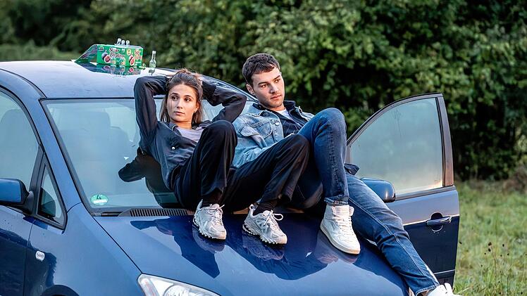 Ela Jenning (Cosima Henman) und Polizist Oscar (Oskar Keymer) haben Interesse aneinander. Findet Kommissar Behringers Co-Ermittlerin in dieser Folge einen festen Partner?