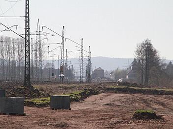 Der Ebensfelder Bahnhof (Bildmitte) wird 2016 abgetragen, die Nebengebäude verschwinden schon in diesem Jahr. Erforderlich ist das für den Ausbau des bestehenden Bahnkörpers zur ICE-Trasse und für den bau der dafür benötigten Lärmschutzwände. Foto: Matthias Einwag
