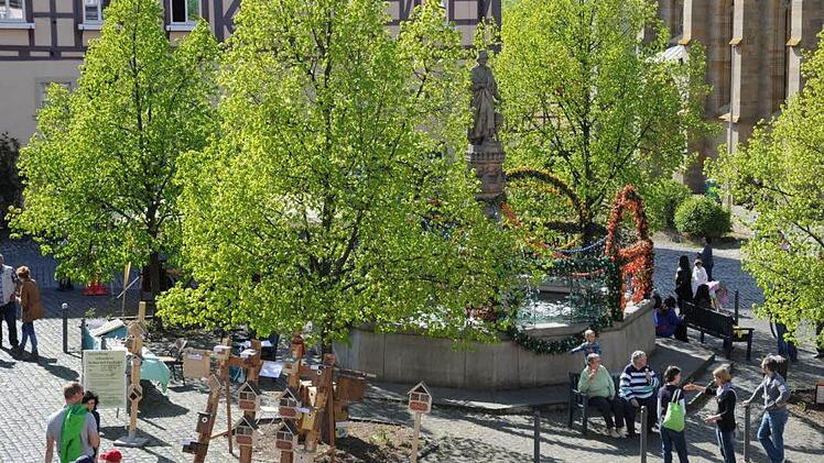 Rund um den Marktplatz-Brunnen findet der Königsberger Ostermarkt statt.  Foto: Gerold Snater/Archiv