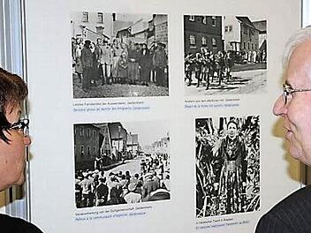 Viele Fotos regten zu intensiven Gesprächen an, so auch Andrea Lutsch von der Stadt Königsberg und Anton Staudigl von der Berufsoberschule Coburg. Sie schauten sich die Bilder mit alten Ansichten an.  Foto: Gerold Snater