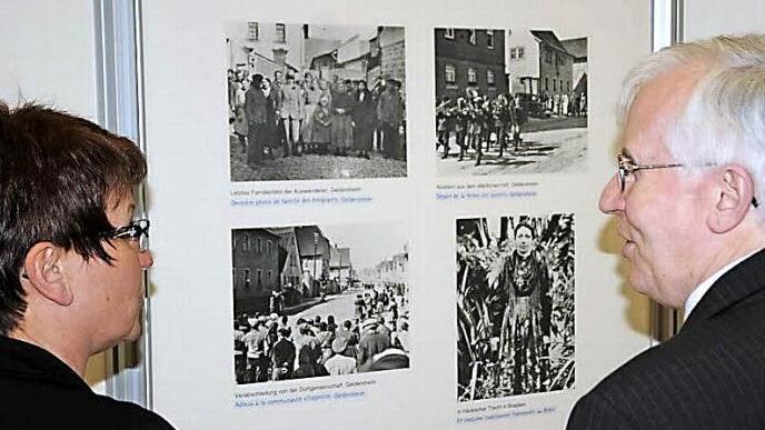 Viele Fotos regten zu intensiven Gesprächen an, so auch Andrea Lutsch von der Stadt Königsberg und Anton Staudigl von der Berufsoberschule Coburg. Sie schauten sich die Bilder mit alten Ansichten an.  Foto: Gerold Snater