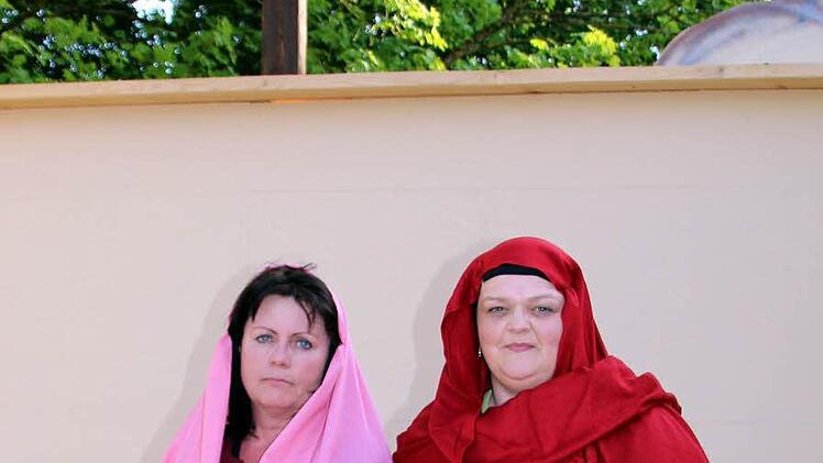 Maria Magdalena (Anke Dippold) und Bea (Manuela Hennig) Foto: Bettina Knauth