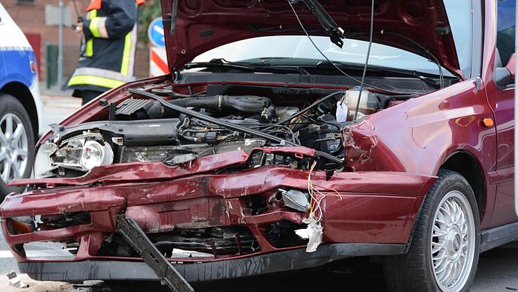 Nur noch Schrottwert haben die Autos, die am Dienstagabend auf der Schauer-Kreuzung in Kulmbach zusammenstießen. Foto: Dagmar Besand