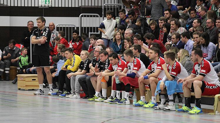 HSC-Bad-Neustadt-Trainer Margots Valkovskis und seinen Spielern blieb meist nur eine Zuschauerrolle. Die Rot-Weißen wurden im zweiten Durchgang vom TV Großwallstadt vorgeführt und verloren das vierte Heimspiel in Folge.  Foto: Thomas Euring