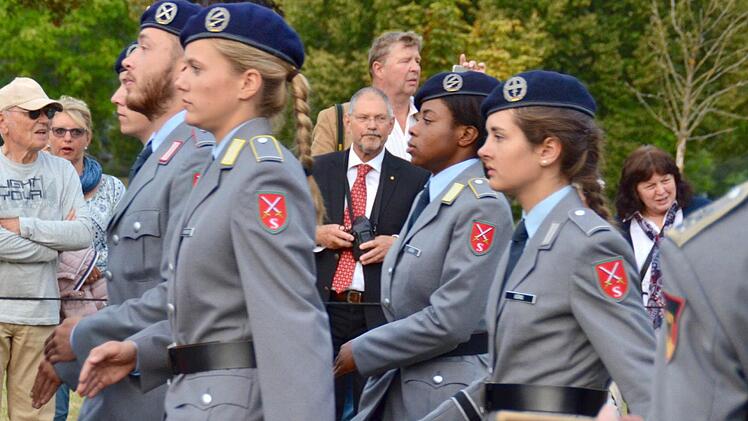 Der Einzug der Rekruten zur Vereidigung. Insgesamt 516 waren es diesmal, etwa 15 Prozent davon sind Frauen. Hier ist auch Vivien Abba zu sehen, die dritte von rechts. Foto: Kathrin Kupka-Hahn