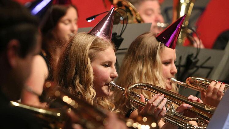Begeisterten Beifall verdiente sich die Blaskapelle Meeder bei ihrem Jahreskonzert in der ausverkauften Schulturnhalle. Foto: Jochen Berger