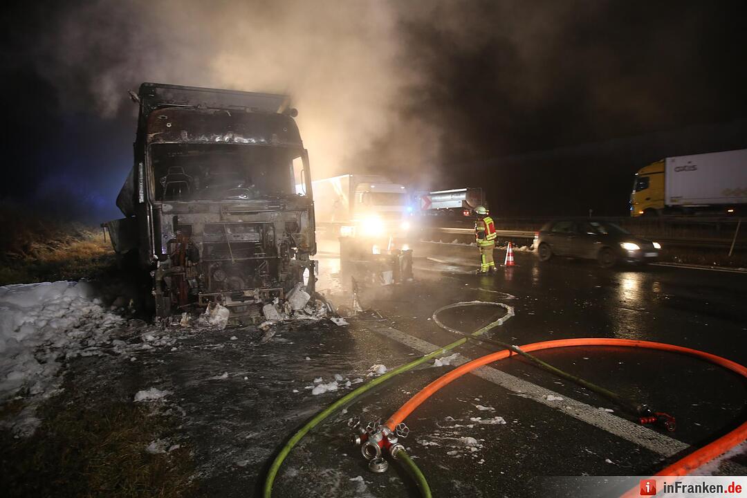 Brennender Lastwagen blockiert Autobahn - A9 beidseitig aufgrund Rauchentwicklung gesperrt