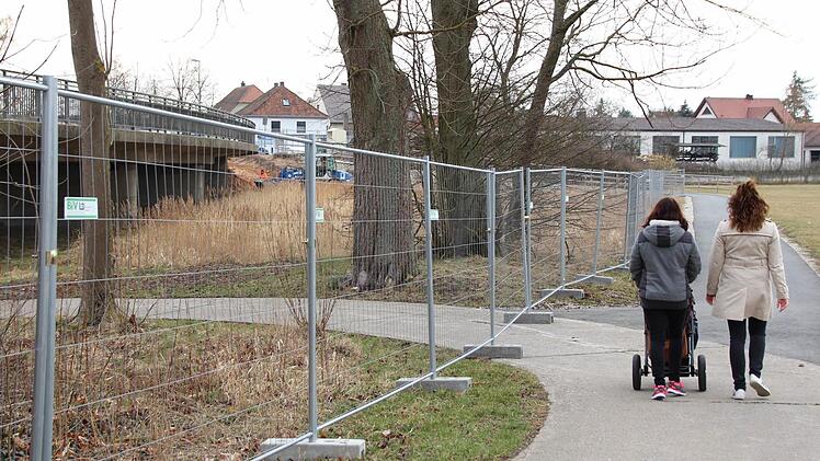 Der Fuß- und Radweg durch die Aischwiesen bleibt offen. Er ist durch einem Bauzaun zur Brückenbaustelle (links) abgetrennt. Foto: Andreas Dorsch