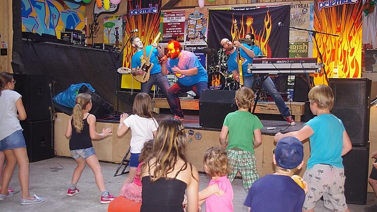 Die Kinder-Kultrockband "Pelemele" riss die Kids in der "Struwwel"-Scheune von den Sitzen. Foto: Heike Schülein