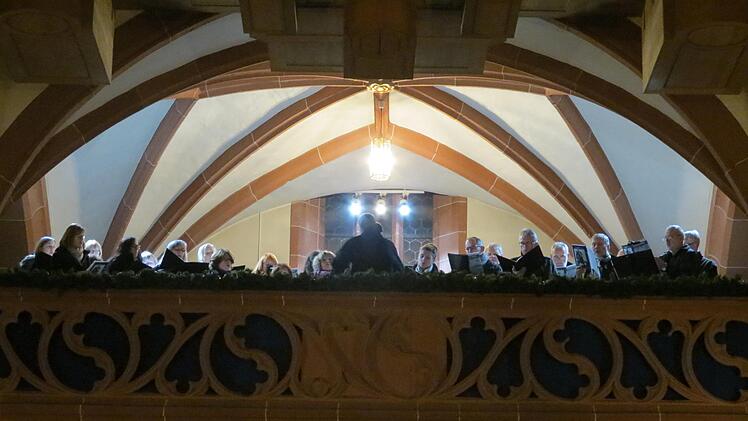 Die Gesangs- und Instrumentalgruppe auf der Empore der Stadtpfarrkirche