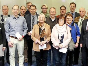 Zufriedene Gesichter nach der Spendenübergabe in der VR-Bank Oberfranken; mit im Bild Bereichsdirektor Gerhard Zettel (Dritter von rechts) Foto: Dieter Hübner