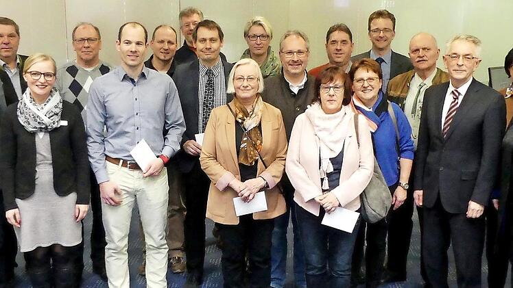 Zufriedene Gesichter nach der Spendenübergabe in der VR-Bank Oberfranken; mit im Bild Bereichsdirektor Gerhard Zettel (Dritter von rechts) Foto: Dieter Hübner
