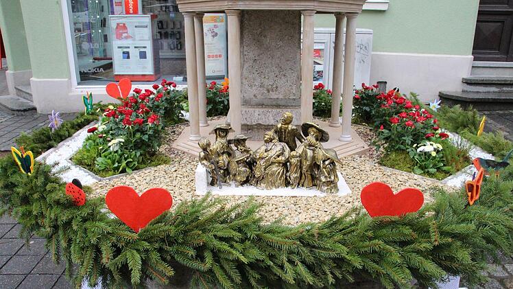 Der B&uuml;rgla&szlig;brunnen mit Herzchen und BlumenFoto: Julian &Uuml;belhack