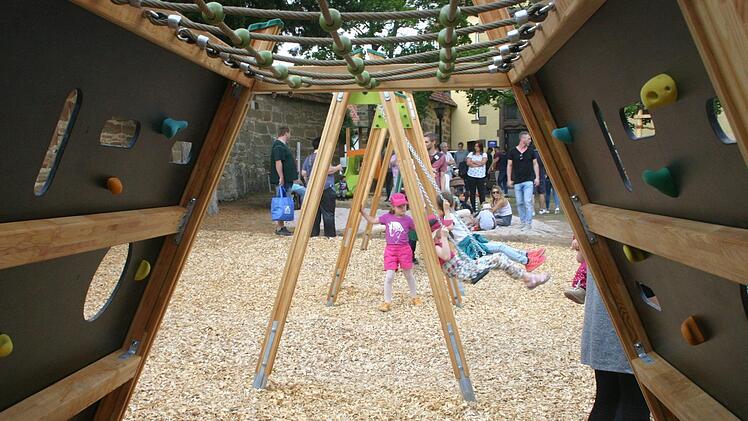 Spielgeräte für kleine und größere Kinder prägen den neu geschaffenen Spielplatz am Schlossplatz in Bad Rodach. Foto: Martin Rebhan
