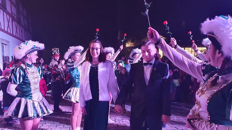Das neue Markgrafenpaar auf dem Weg zur Bühne Foto: Carmen Schwind